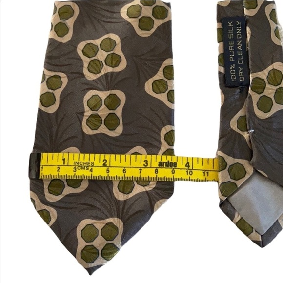 Giorgio Armani Other - Giorgio Armani 100% pure silk tie Made in Italy 9 cm